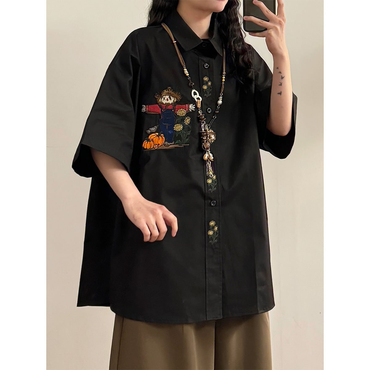 【UATONLINEシリーズ】刺繍入りカートゥーン半袖シャツ 男女兼用 トップス ユニセックス かかし