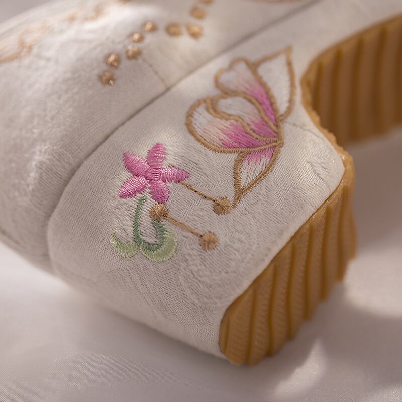 【雲端之履---绾梦シリーズ】刺繍手作り靴 2色展開 チャイナ靴 唐装漢服シューズ チャイナドレス 花刺繍 サイズ35-40 ヒール5CM