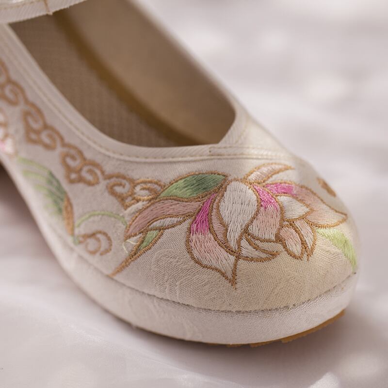 【雲端之履---绾梦シリーズ】刺繍手作り靴 2色展開 チャイナ靴 唐装漢服シューズ チャイナドレス 花刺繍 サイズ35-40 ヒール5CM