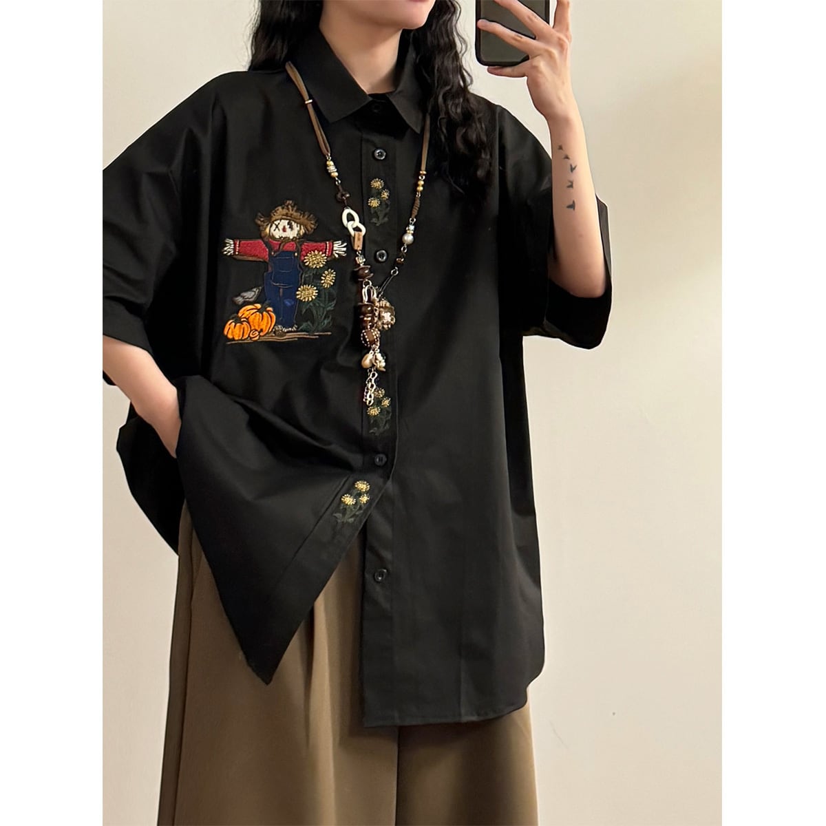 【UATONLINEシリーズ】刺繍入りカートゥーン半袖シャツ 男女兼用 トップス ユニセックス かかし