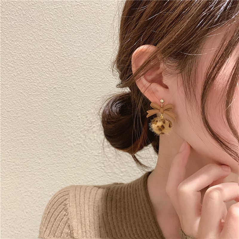 【QCWリーズ】可愛い豹柄リボンピアス 耳飾り 小物 個性的 ペア合わせやすい