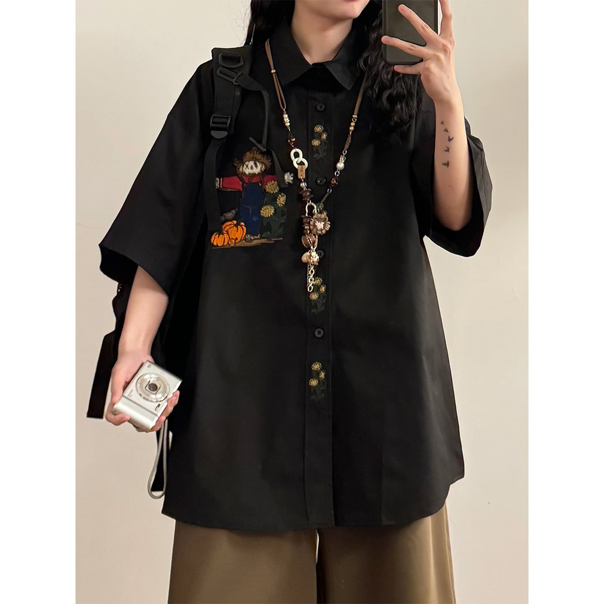 【UATONLINEシリーズ】刺繍入りカートゥーン半袖シャツ 男女兼用 トップス ユニセックス かかし