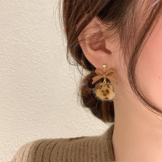 【QCWリーズ】可愛い豹柄リボンピアス 耳飾り 小物 個性的 ペア合わせやすい